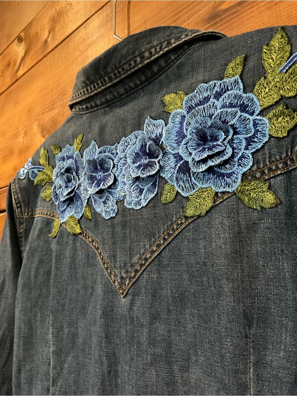 Cowboy Wrangler RETRO Denim Snap Button Shirt Embroidered Blue Roses Women's L - Picture 6 of 9